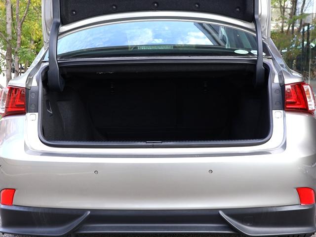 【荷室】トランクもこの通りたっぷり容量がありますので、ゴルフバッグも楽々搭載、レジャーにも大活躍してくれます♪トランク内も汚れなどなく、とても綺麗な状態ですので気持ちよくお使いいただけますよ★