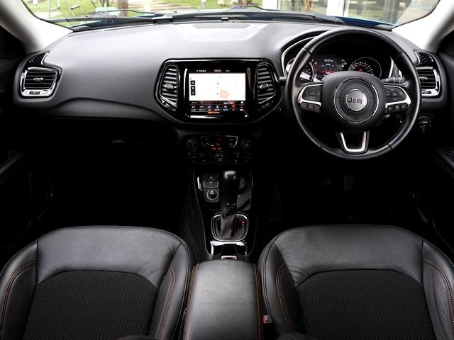 ジープ・コンパス リミテッド 4WD パノラミックサンルーフ メーカーナビ/フルセグ Bカメラ beatsサウンドシステム レーダークルコン レーンキーピング BSM パワーバックドア アップルカープレイ シートヒーター 禁煙車(2枚目)