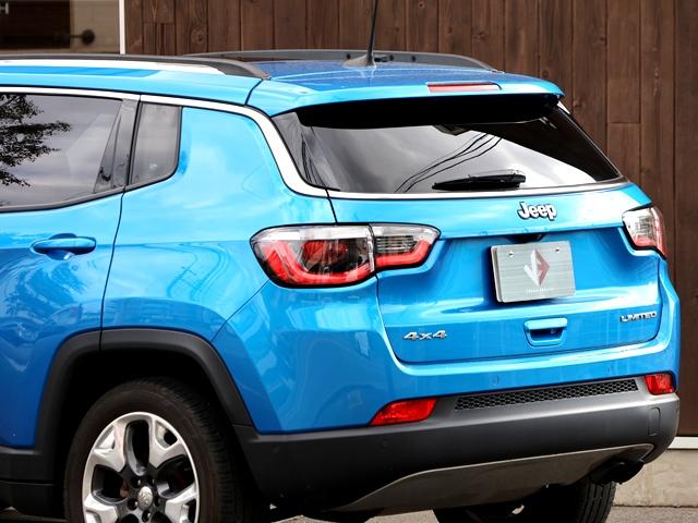 ジープ・コンパス リミテッド 4WD パノラミックサンルーフ メーカーナビ/フルセグ Bカメラ beatsサウンドシステム レーダークルコン レーンキーピング BSM パワーバックドア アップルカープレイ シートヒーター 禁煙車(12枚目)