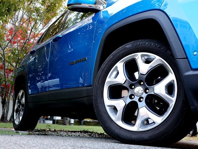 ジープ・コンパス リミテッド 4WD パノラミックサンルーフ メーカーナビ/フルセグ Bカメラ beatsサウンドシステム レーダークルコン レーンキーピング BSM パワーバックドア アップルカープレイ シートヒーター 禁煙車(13枚目)