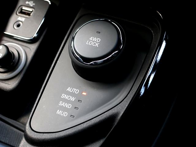 ジープ・コンパス リミテッド 4WD パノラミックサンルーフ メーカーナビ/フルセグ Bカメラ beatsサウンドシステム レーダークルコン レーンキーピング BSM パワーバックドア アップルカープレイ シートヒーター 禁煙車(18枚目)