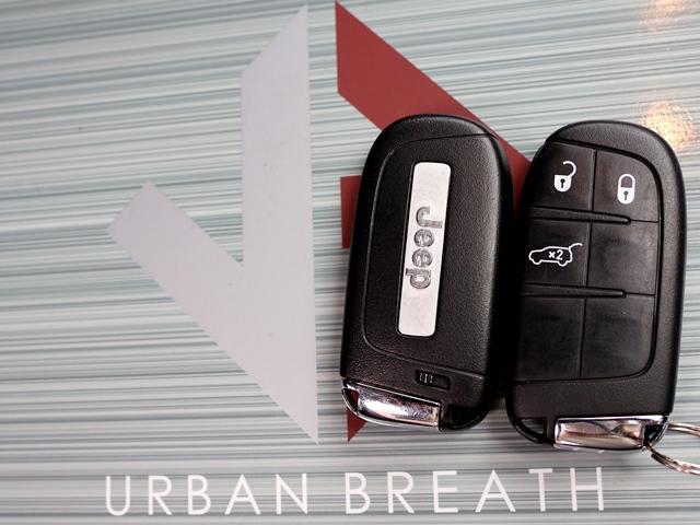 ジープ・コンパス リミテッド 4WD パノラミックサンルーフ メーカーナビ/フルセグ Bカメラ beatsサウンドシステム レーダークルコン レーンキーピング BSM パワーバックドア アップルカープレイ シートヒーター 禁煙車(21枚目)