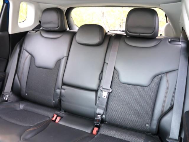 ジープ・コンパス リミテッド 4WD パノラミックサンルーフ メーカーナビ/フルセグ Bカメラ beatsサウンドシステム レーダークルコン レーンキーピング BSM パワーバックドア アップルカープレイ シートヒーター 禁煙車(23枚目)