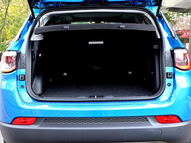 ジープ・コンパス リミテッド 4WD パノラミックサンルーフ メーカーナビ/フルセグ Bカメラ beatsサウンドシステム レーダークルコン レーンキーピング BSM パワーバックドア アップルカープレイ シートヒーター 禁煙車(25枚目)