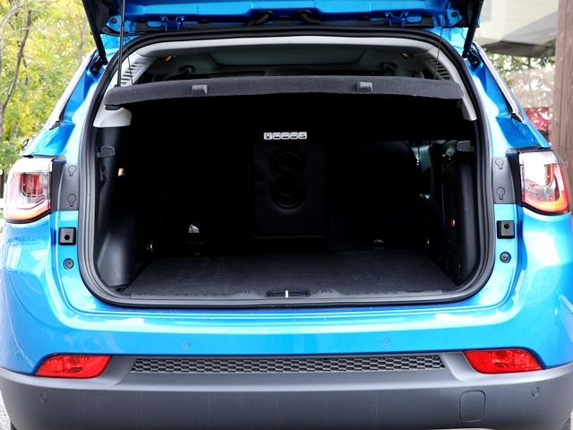 ジープ・コンパス リミテッド 4WD パノラミックサンルーフ メーカーナビ/フルセグ Bカメラ beatsサウンドシステム レーダークルコン レーンキーピング BSM パワーバックドア アップルカープレイ シートヒーター 禁煙車(26枚目)