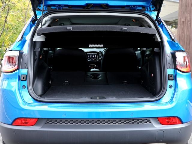 ジープ・コンパス リミテッド 4WD パノラミックサンルーフ メーカーナビ/フルセグ Bカメラ beatsサウンドシステム レーダークルコン レーンキーピング BSM パワーバックドア アップルカープレイ シートヒーター 禁煙車(27枚目)