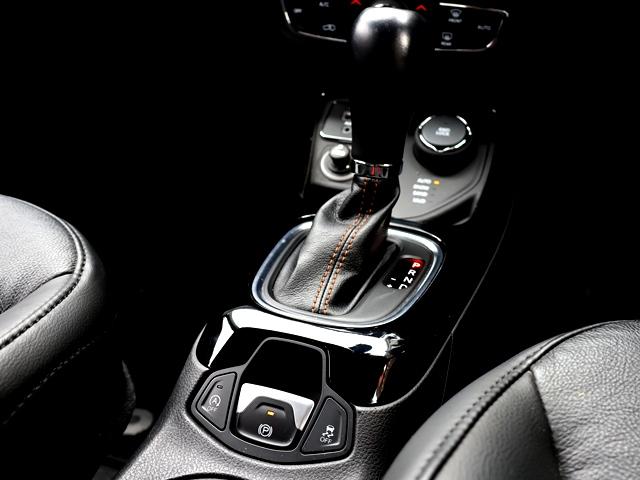 ジープ・コンパス リミテッド 4WD パノラミックサンルーフ メーカーナビ/フルセグ Bカメラ beatsサウンドシステム レーダークルコン レーンキーピング BSM パワーバックドア アップルカープレイ シートヒーター 禁煙車(51枚目)