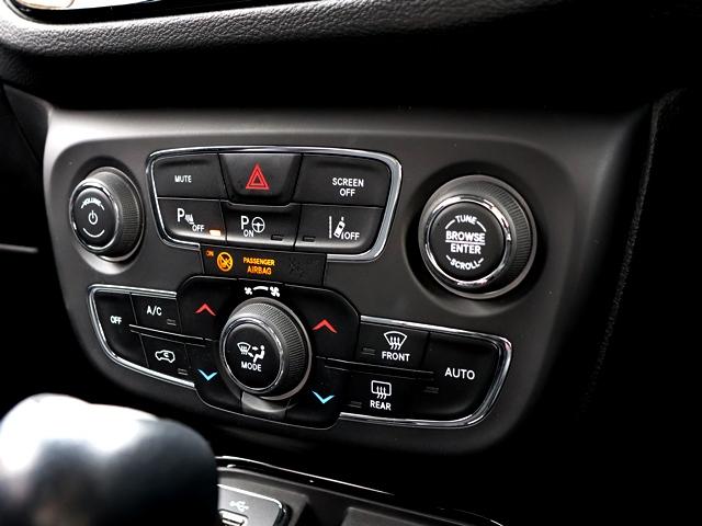 ジープ・コンパス リミテッド 4WD パノラミックサンルーフ メーカーナビ/フルセグ Bカメラ beatsサウンドシステム レーダークルコン レーンキーピング BSM パワーバックドア アップルカープレイ シートヒーター 禁煙車(60枚目)