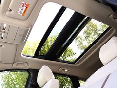 【パノラマサンルーフ】オープンカーとは違った開放感があります♪シェードを開くと室内に光が入り込み、圧迫感を軽減し開放感が味わえます★空気の入れ替えにも便利ですね♪ 3