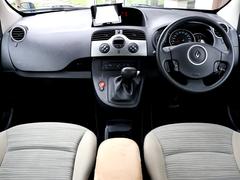 いっぱい積めて、たくさん乗れて、元気に走る、フランス車ならではの魅力に満ち溢れているルノーカングー入庫しました♪高い天井を活かした頭上の棚や収納は重宝します♪ 2