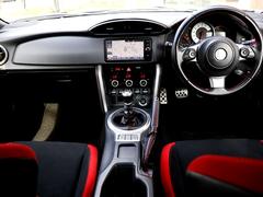 スポーツカー好きなら誰もが耳にするほどの人気を持つ８６☆オプション装備のＴＲＤフルエアロ（ＬＥＤ付）、エアロスタビライジングカバー、リヤトランクスポイラー、リヤサイドスポイラー装備車！！ 2