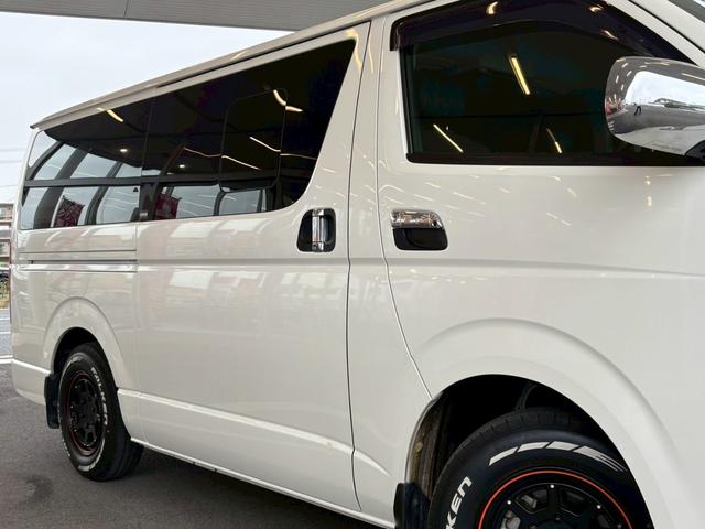 ハイエースバン スーパーＧＬ　ダークプライム　禁煙　ベットキット２段　フリップダウン　ナビ／ＡＶＩＣ－ＲＷ９９・ＴＶ　社外マフラー　社外テールランプ　社外サスキット　バックカメラ　電格ミラー　ウッドコンビハンドル　ＥＴＣ　スマートキー（35枚目）