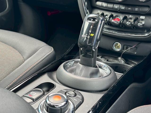ＭＩＮＩ クーパー　クラブマン　禁煙　バックカメラ　ツートン　メーカーナビ　ＥＴＣ　レーダークルーズ　レーンキープ　衝突軽減　スマートキー２個（21枚目）