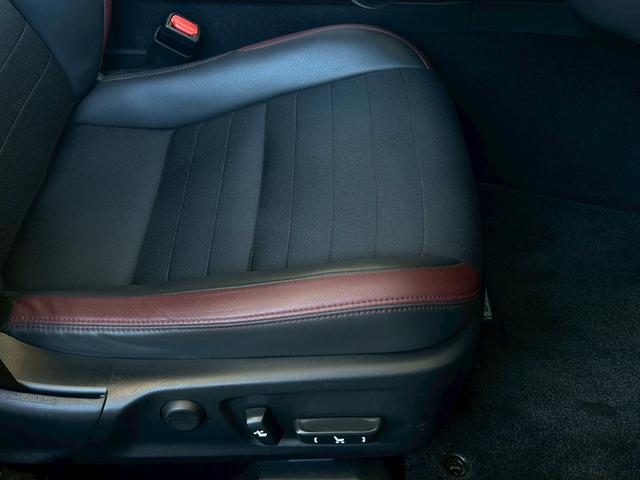 ＩＳ ＩＳ３００ｈ　禁煙　メーカーナビ　フルセグＴＶ　バックカメラ　パワーシート　シートヒーター　コンビシート　ＥＴＣ　パドルシフト　レーダークルーズ　レーンキープ　衝突軽減システム　スマートキー　１６インチアルミ（17枚目）