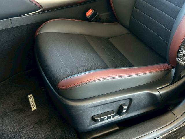 ＩＳ ＩＳ３００ｈ　禁煙　メーカーナビ　フルセグＴＶ　バックカメラ　パワーシート　シートヒーター　コンビシート　ＥＴＣ　パドルシフト　レーダークルーズ　レーンキープ　衝突軽減システム　スマートキー　１６インチアルミ（37枚目）