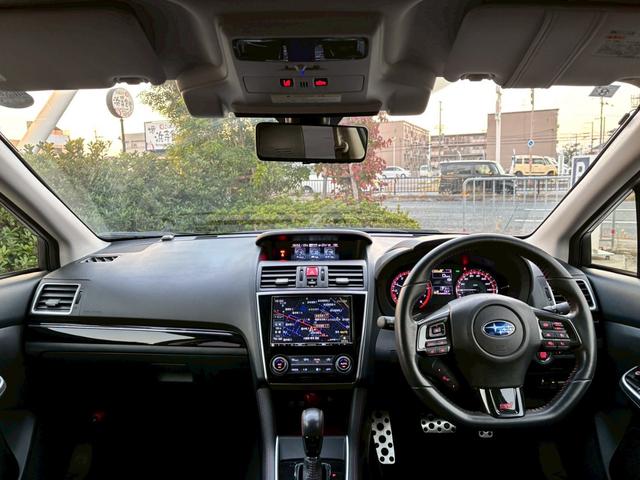 レヴォーグ ２．０ＳＴＩスポーツアイサイト　ブラックセレクション　ワンオーナー　禁煙　ナビ／ＡＶＩＣ－ＲＬ９０２ＺＰ　フルセグＴＶ　バックカメラ　サイドカメラ　レカロシート　レーダークルーズ　レーンアシスト　衝突軽減　パドルシフト　ＢＳＭ　ＥＴＣ　パワーシート（5枚目）