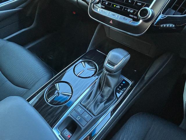 クラウンハイブリッド S Cパッケージ 保証1年付(距離無制限/)純正ナビ/フルセグTV/バックカメラ/ヘッドアップディスプレイ/BSM/ドラレコ/パワーシート/シートヒーター/追従クルコン/パドルシフト/スマートキー2個/ビルトインETC(35枚目)