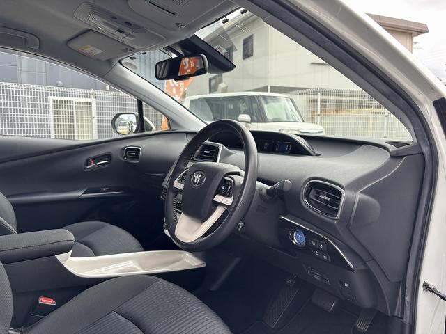 プリウス A ディーラーOPナビ/バックモニター/スマートキー/衝突軽減システム/レーンキーピング/レーダークルーズ/ETC/HUD/BSM/(32枚目)