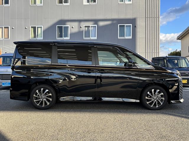 ヴォクシー Ｓ－Ｚ　ワンオーナー／１０．５インチディスプレイオーディオ／フリップダウンモニター／両側パワースライドドア／全周囲モニター／パワーバックドア／ユニバーサルステップ／レーダークルーズ／レーンキーピング／ＢＳＭ（16枚目）