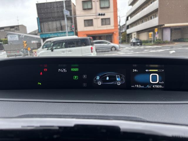 プリウス Ｓツーリングセレクション　１オーナー・Ｆドラレコ・Ｒカメラ・シートヒーター・電格ミラー・スマートキー・ＥＴＣ・外１７インチアルミ・純ＣＤオーディオ・レーンキーピング（12枚目）