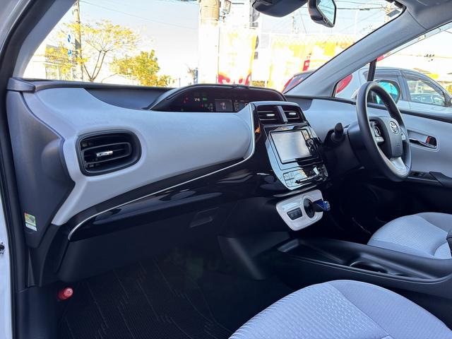 プリウス Sセーフティプラス 純正SDナビ(NSZT-W66T)・バックカメラ・ドライブレコーダー・ヘッドアップディスプレイ・スマートキー2本・ETC・衝突軽減システム・レーダークルーズ・純正アルミホイール・フォグランプ・(12枚目)