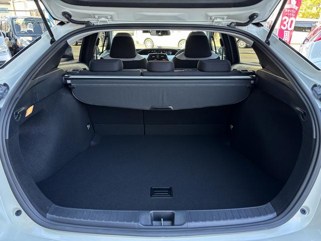 プリウス Sセーフティプラス 純正SDナビ(NSZT-W66T)・バックカメラ・ドライブレコーダー・ヘッドアップディスプレイ・スマートキー2本・ETC・衝突軽減システム・レーダークルーズ・純正アルミホイール・フォグランプ・(28枚目)