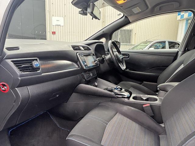 リーフ G ワンオーナー・純正ナビ・全周囲モニター・デジタルインナ-ミラ-・BSM・パーキングアシスト・プロパイロット・スマートキー2本・ETC・ルーフラックツートン色・バックカメラ・取扱説明書有・充電ケーブル(16枚目)