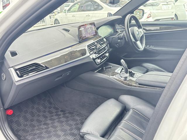 ５シリーズ ５３０ｅ　Ｍスポーツアイパフォーマンス　純正ナビ　３６０度カメラ　インテリジェントセーフティ　Ｐセンサー　Ｐアシスト　レーダーブレーキ　ＡＣＣ　レーンキープ　ＢＳＭ　ＨＵＤ　黒革　シートヒーター　ＬＥＤＨライト　Ａハイビ－ム　前後外ドラレコ（14枚目）