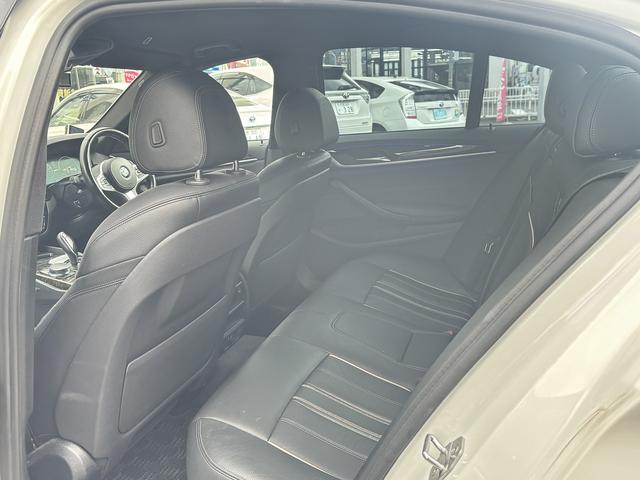 ５シリーズ ５３０ｅ　Ｍスポーツアイパフォーマンス　純正ナビ　３６０度カメラ　インテリジェントセーフティ　Ｐセンサー　Ｐアシスト　レーダーブレーキ　ＡＣＣ　レーンキープ　ＢＳＭ　ＨＵＤ　黒革　シートヒーター　ＬＥＤＨライト　Ａハイビ－ム　前後外ドラレコ（17枚目）