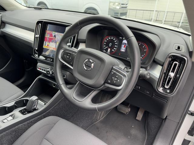 ＸＣ４０ Ｂ４　モメンタム　バーサティリティＰＫＧ・クライメートＰＫＧ・ハンドルヒーター・パワーバックドア・前後ドラレコ・ＢＳＭ・Ｒカメラ・全周囲モニター・ルーフレール・シートヒーター・スマートキー・ＥＴＣ・フォグランプ（4枚目）