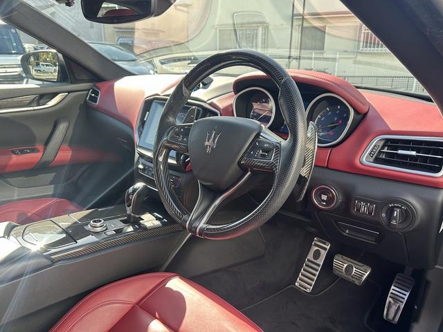 ギブリ S グランスポーツ 赤革シート・カーボンPKG・アクディブブレーキ・死角アシスト・BSM・F席パワーシート・Rカメラ・シートヒーター・パワーバックドア・スマートキー×2・禁煙車・純正HDDナビ・(4枚目)