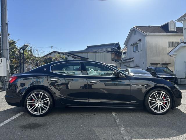 ギブリ S グランスポーツ 赤革シート・カーボンPKG・アクディブブレーキ・死角アシスト・BSM・F席パワーシート・Rカメラ・シートヒーター・パワーバックドア・スマートキー×2・禁煙車・純正HDDナビ・(13枚目)