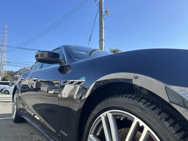 ギブリ S グランスポーツ 赤革シート・カーボンPKG・アクディブブレーキ・死角アシスト・BSM・F席パワーシート・Rカメラ・シートヒーター・パワーバックドア・スマートキー×2・禁煙車・純正HDDナビ・(18枚目)