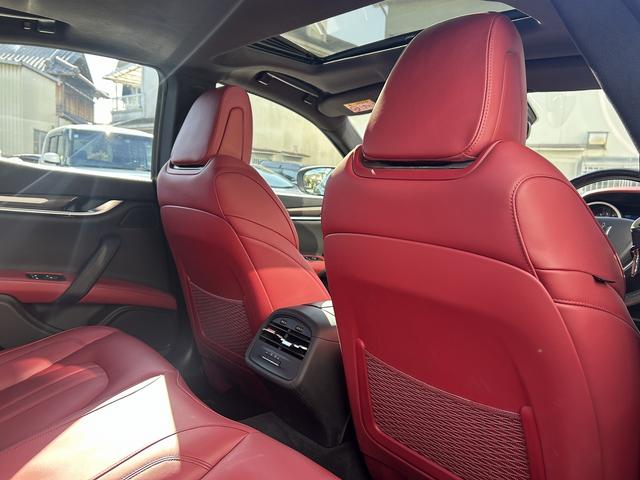 ギブリ S グランスポーツ 赤革シート・カーボンPKG・アクディブブレーキ・死角アシスト・BSM・F席パワーシート・Rカメラ・シートヒーター・パワーバックドア・スマートキー×2・禁煙車・純正HDDナビ・(21枚目)