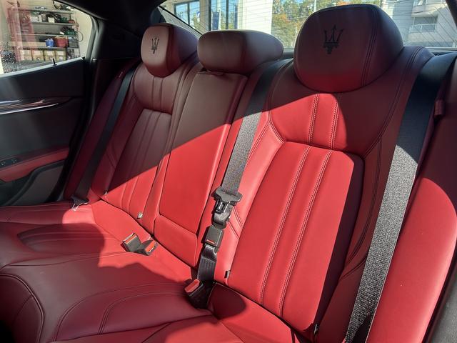 ギブリ S グランスポーツ 赤革シート・カーボンPKG・アクディブブレーキ・死角アシスト・BSM・F席パワーシート・Rカメラ・シートヒーター・パワーバックドア・スマートキー×2・禁煙車・純正HDDナビ・(23枚目)