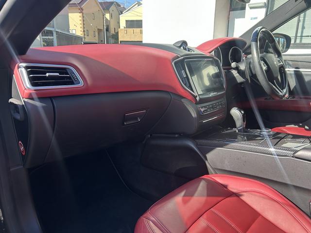 ギブリ S グランスポーツ 赤革シート・カーボンPKG・アクディブブレーキ・死角アシスト・BSM・F席パワーシート・Rカメラ・シートヒーター・パワーバックドア・スマートキー×2・禁煙車・純正HDDナビ・(24枚目)