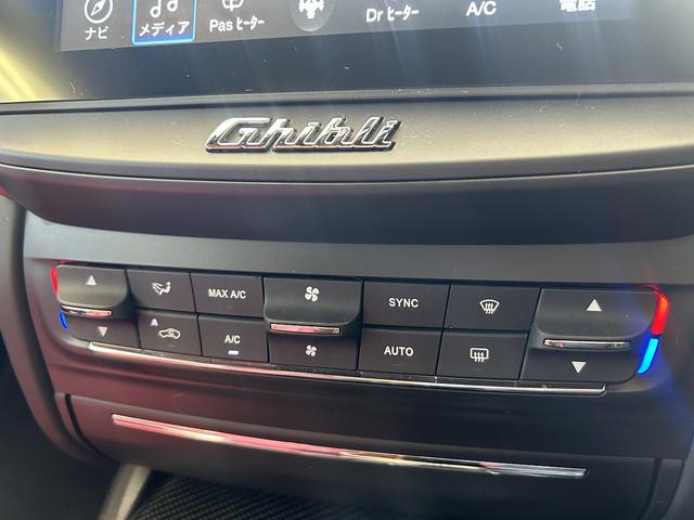 ギブリ S グランスポーツ 赤革シート・カーボンPKG・アクディブブレーキ・死角アシスト・BSM・F席パワーシート・Rカメラ・シートヒーター・パワーバックドア・スマートキー×2・禁煙車・純正HDDナビ・(32枚目)