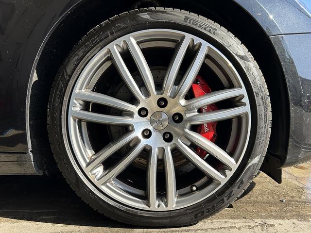 ギブリ S グランスポーツ 赤革シート・カーボンPKG・アクディブブレーキ・死角アシスト・BSM・F席パワーシート・Rカメラ・シートヒーター・パワーバックドア・スマートキー×2・禁煙車・純正HDDナビ・(39枚目)