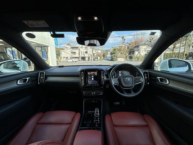 XC40 T4 AWD インスクリプション 赤革シート・ハーマンカードン・BSM・全周囲モニター・前後ドラレコ・Rカメラ・F席パワーシート・ルーフレール・シートヒーターパワーバックドア・スマ-トキ-・ETC・禁煙車(3枚目)