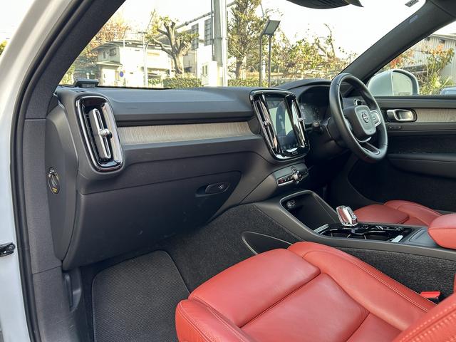XC40 T4 AWD インスクリプション 赤革シート・ハーマンカードン・BSM・全周囲モニター・前後ドラレコ・Rカメラ・F席パワーシート・ルーフレール・シートヒーターパワーバックドア・スマ-トキ-・ETC・禁煙車(13枚目)