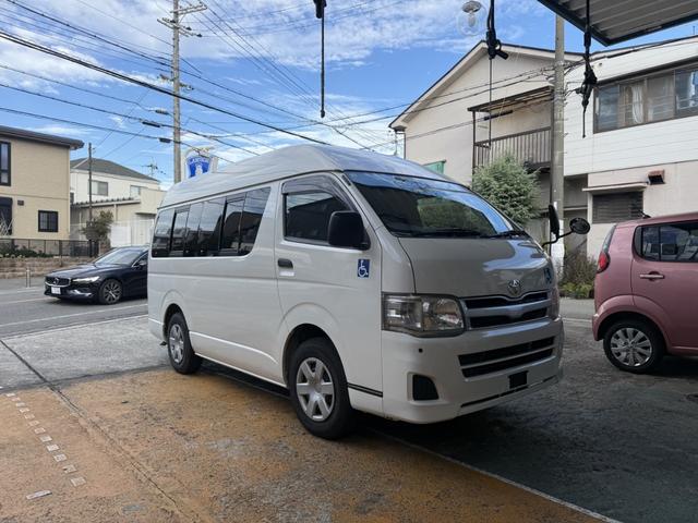 ハイエースバン Ｂタイプ　福祉車両　車いすリフト車　車いす２基　１０人乗り　サイドステップ（4枚目）