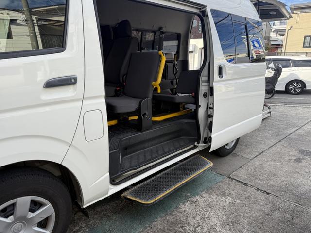 ハイエースバン Ｂタイプ　福祉車両　車いすリフト車　車いす２基　１０人乗り　サイドステップ（5枚目）