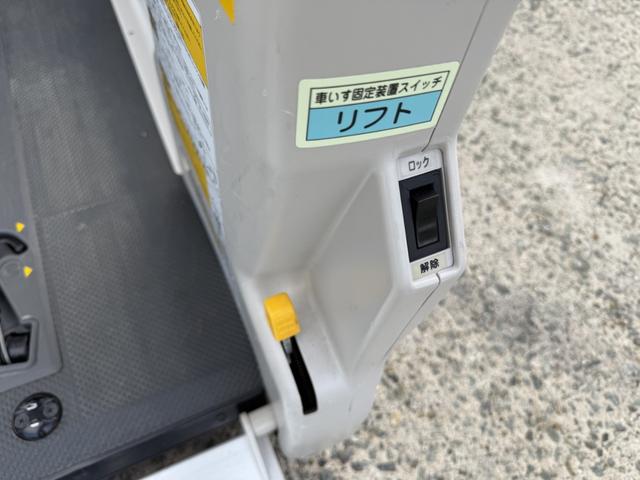 ハイエースバン Ｂタイプ　福祉車両　車いすリフト車　車いす２基　１０人乗り　サイドステップ（8枚目）