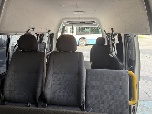 ハイエースバン Ｂタイプ　福祉車両　車いすリフト車　車いす２基　１０人乗り　サイドステップ（10枚目）