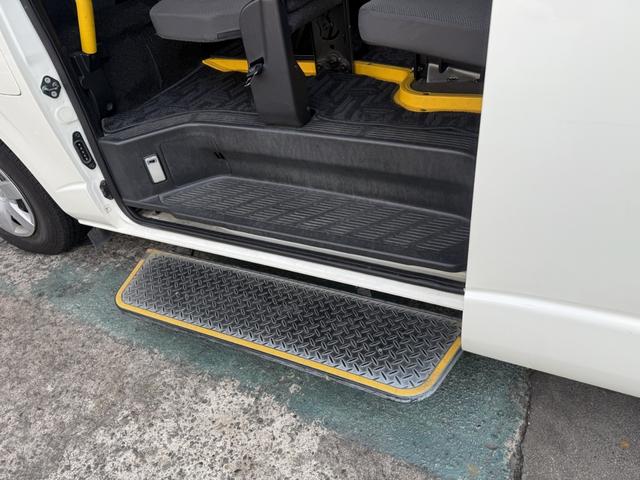 ハイエースバン Ｂタイプ　福祉車両　車いすリフト車　車いす２基　１０人乗り　サイドステップ（11枚目）