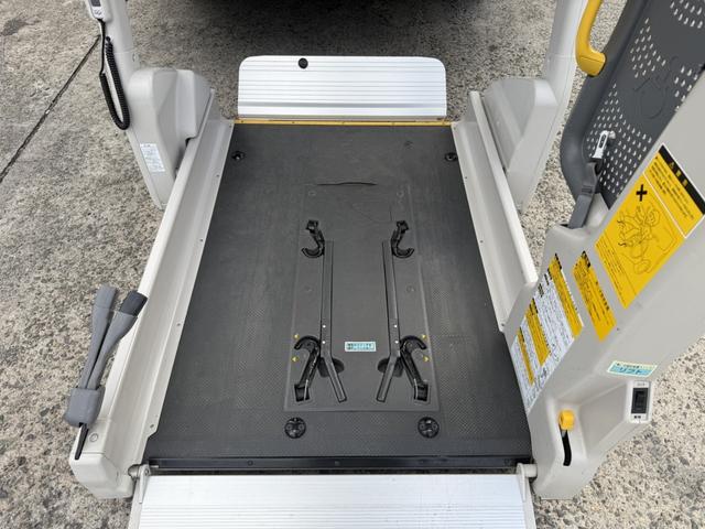 ハイエースバン Ｂタイプ　福祉車両　車いすリフト車　車いす２基　１０人乗り　サイドステップ（12枚目）