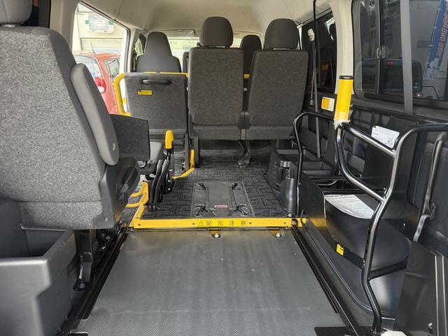 ハイエースバン Ｂタイプ　福祉車両　車いすリフト車　車いす２基　１０人乗り　サイドステップ（14枚目）