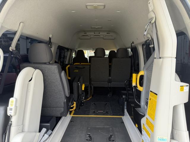 ハイエースバン Ｂタイプ　福祉車両　車いすリフト車　車いす２基　１０人乗り　サイドステップ（15枚目）