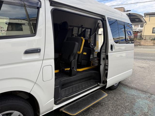 ハイエースバン Ｂタイプ　福祉車両　車いすリフト車　車いす２基　１０人乗り　サイドステップ（17枚目）