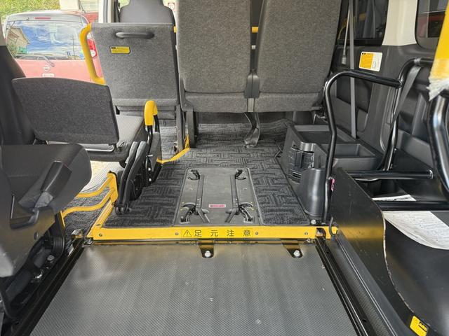 ハイエースバン Ｂタイプ　福祉車両　車いすリフト車　車いす２基　１０人乗り　サイドステップ（23枚目）